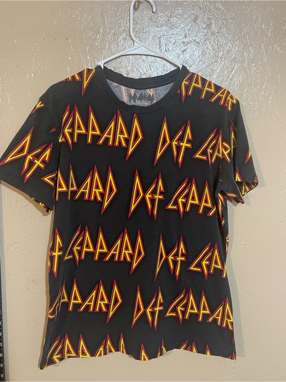 Def Leppard men’s Black Short Sleeve Graphic Tee